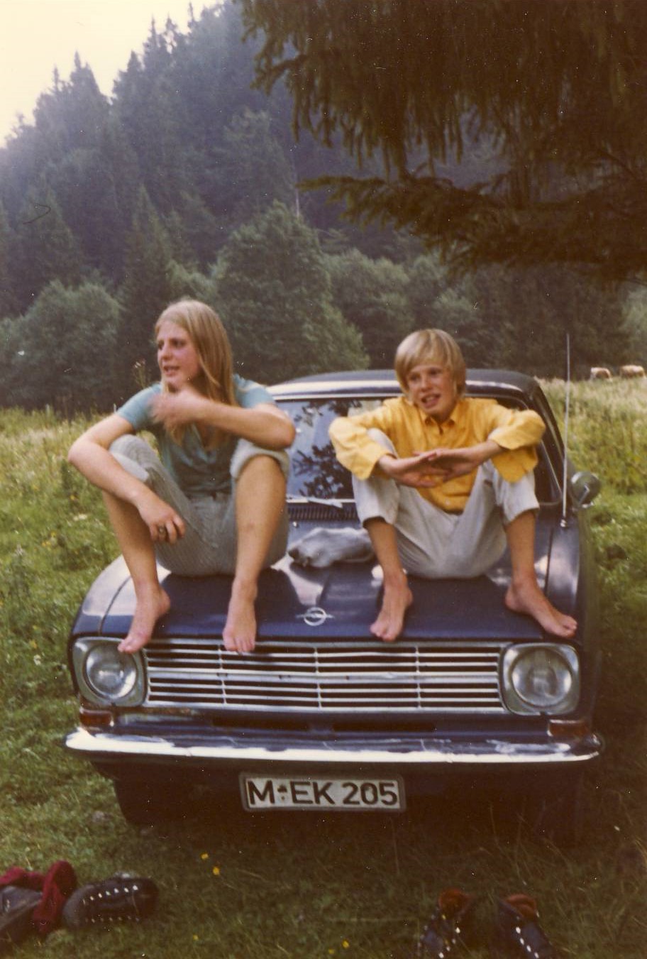 1971 - meine Schwester Ginde und ich mit unserem Kadett B Kombi