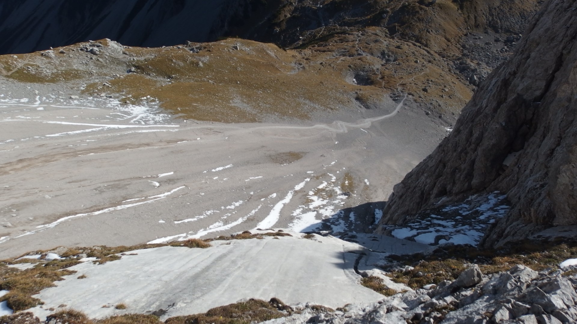 Blick Richtung Lamsenjoch-Hütte mit von frühzeitlichen Gletschern abgeschliffenem Fels