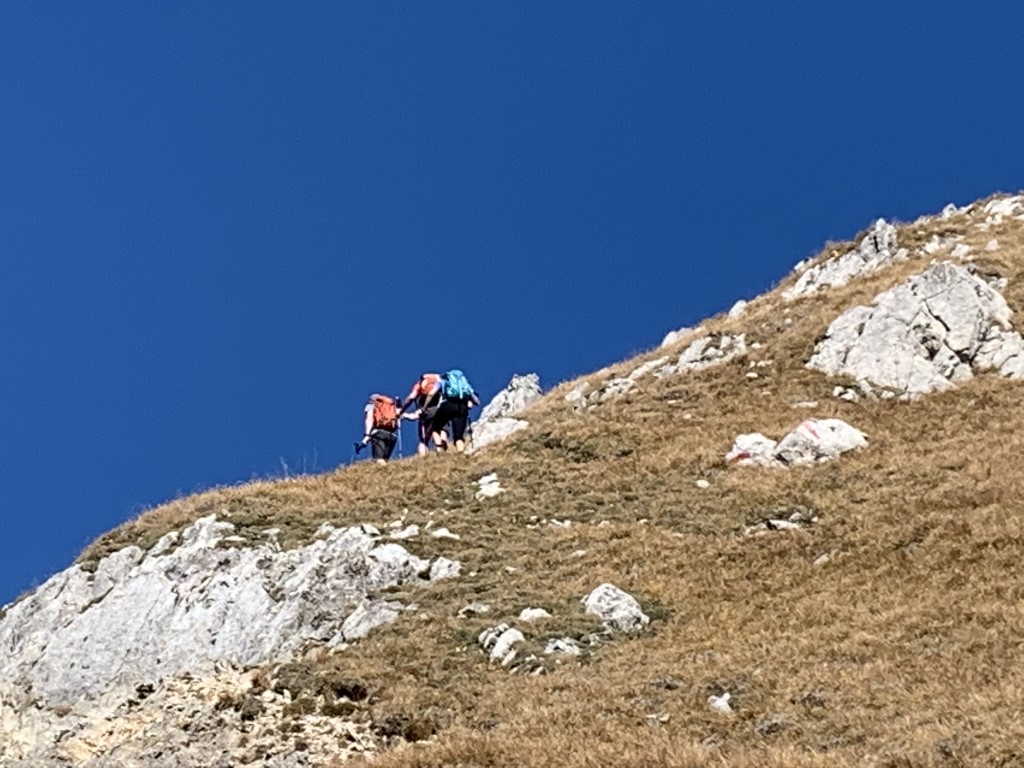 Drei Bergsteiger im Anstieg zur Querung der Arzschlucht