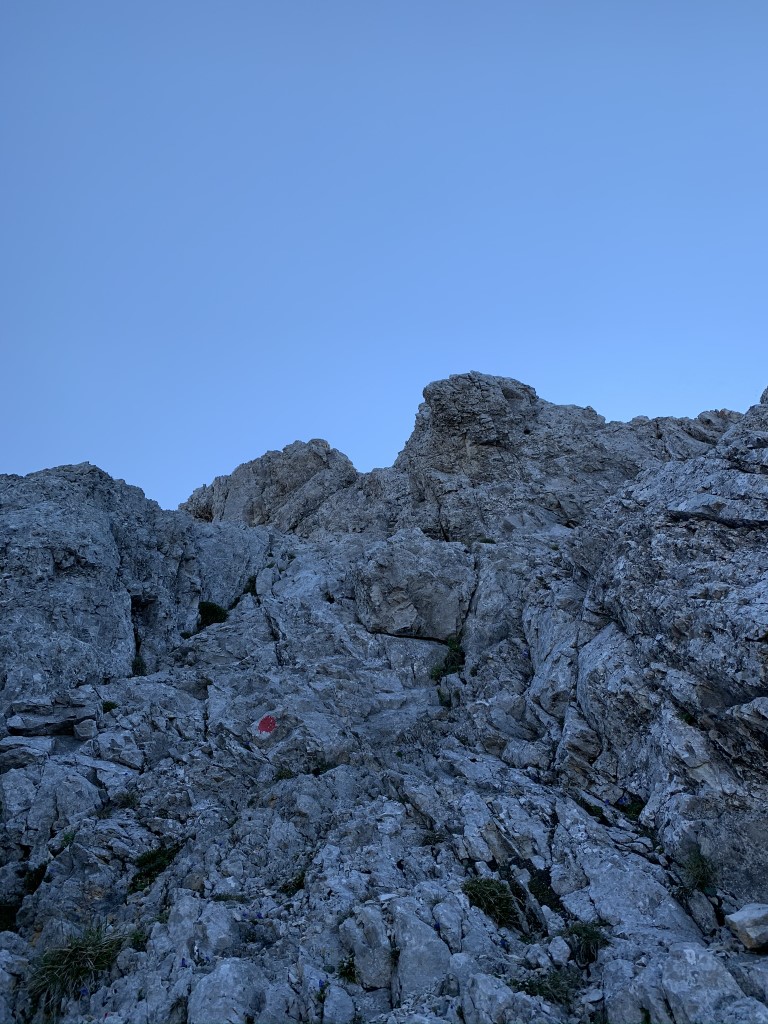 Griffiges Felsgelände unterhalb vom Grat