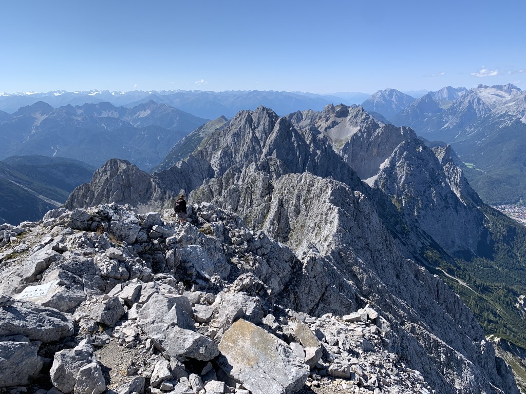 Blick nach Südwesten - links vom Zugsspitzplateau das Mieminger Gebirge und weiter die Hohe Munde