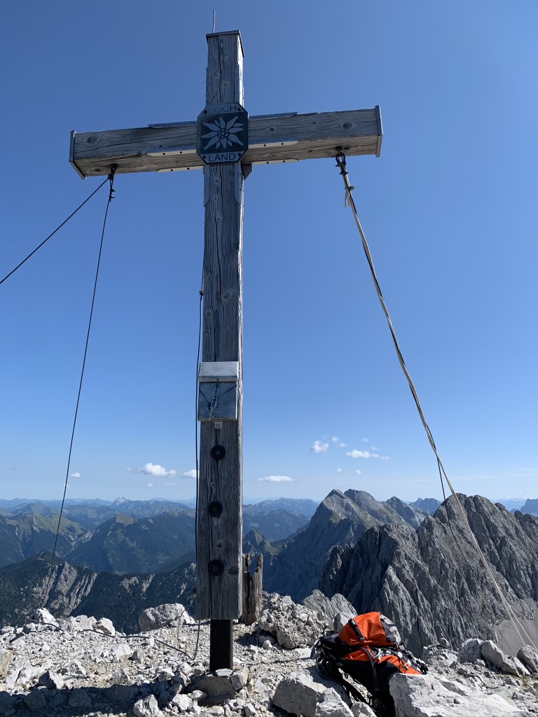 Gipfelkreuz - rechts davon Vogelkarspitze und östlichen Karwendelspitze