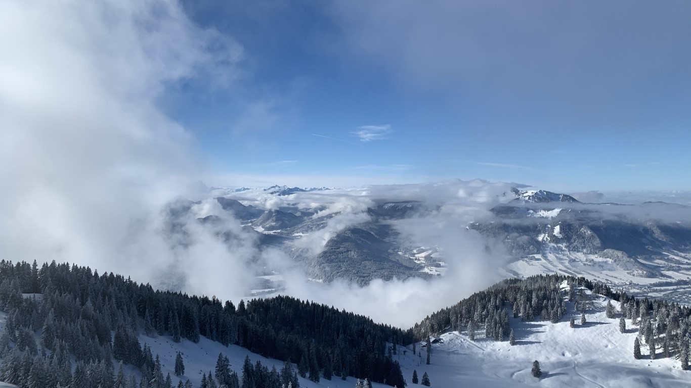 Im Westen Brauneck und Benediktenwand in Wolken