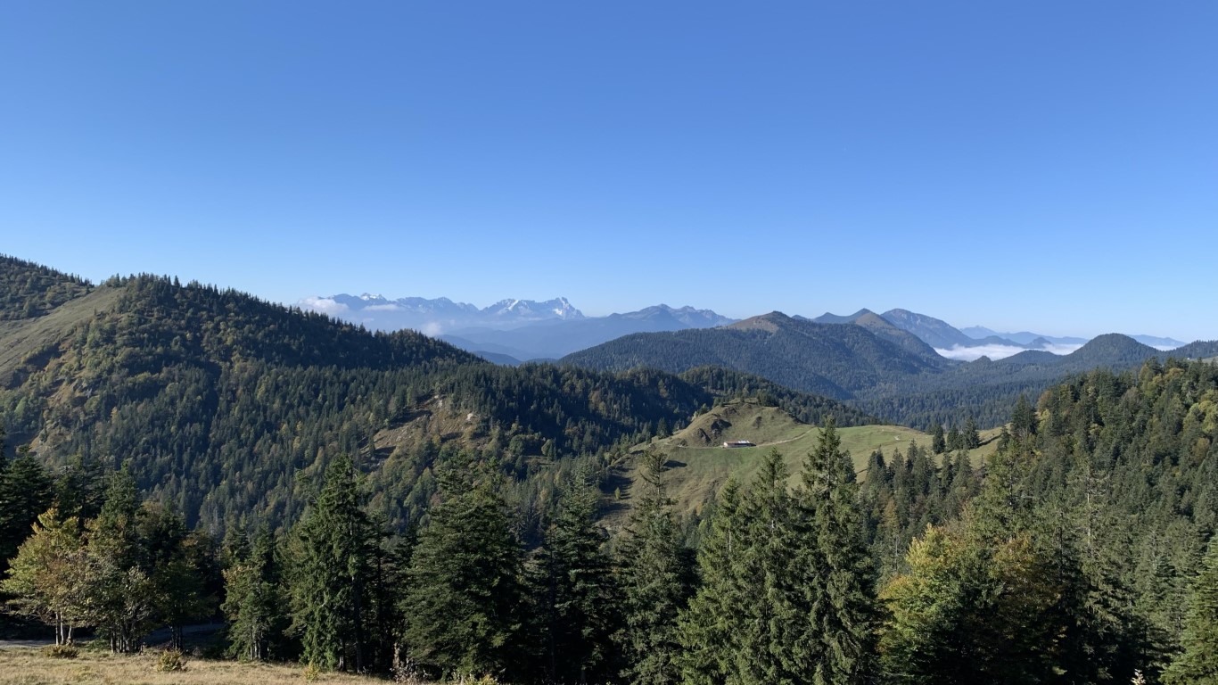 Aufstieg von Süden zur Benediktenwand mit Estergebirge und Wetterstein