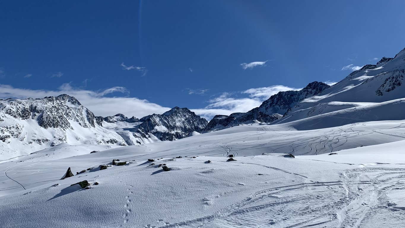 Blick auf Zischgeles, Schöntalspitze und Grubenwand nur wenig Schnee bedeckt