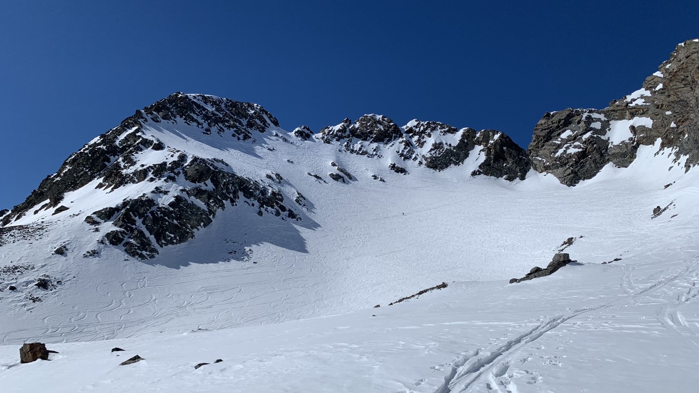 Links der Winnebacher Weißkogl - die Aufstiegsrinne liegt am rechten Rand des Gipfelaufbaus