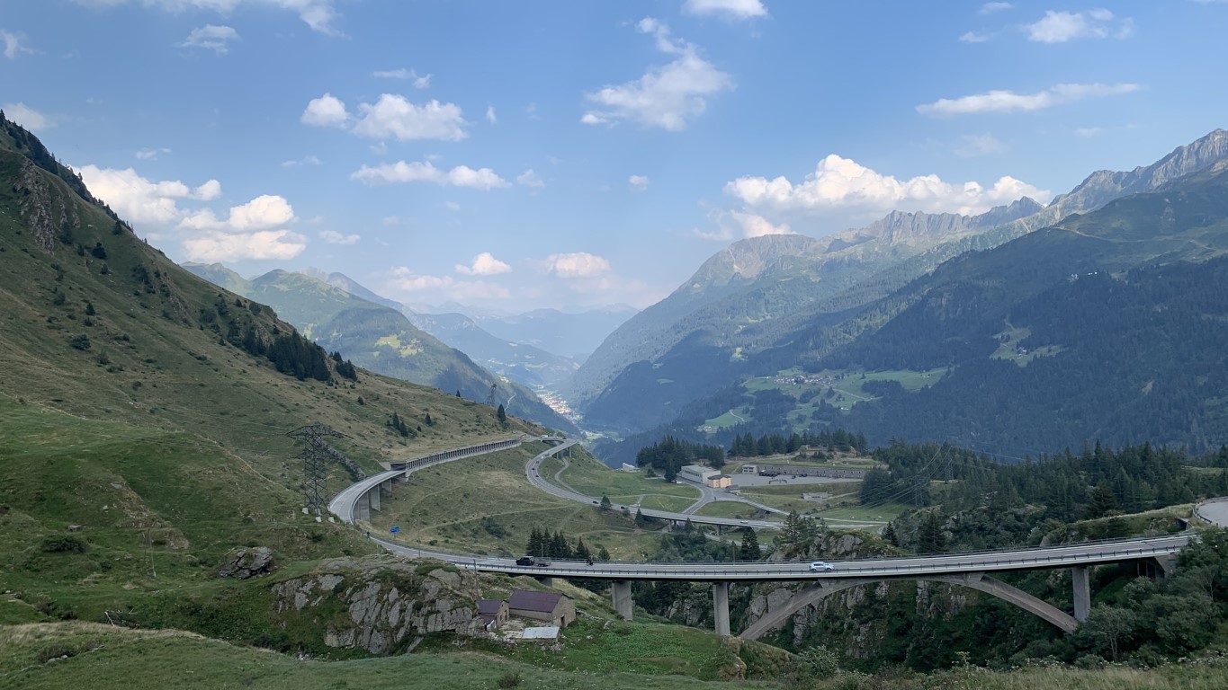 Verwirrende Straßenführung auf Anhöhe in ca. 1.460 m.ü.N. Richtung Gotthard