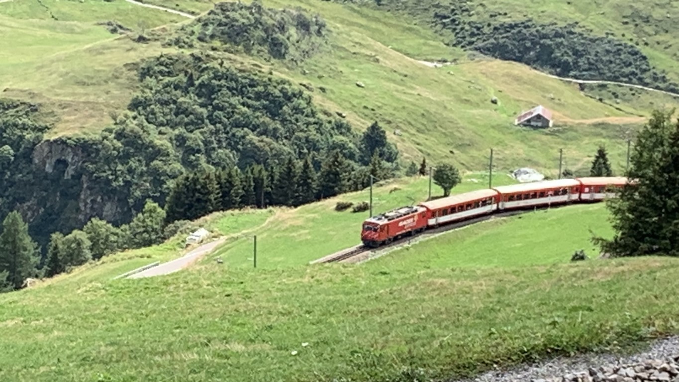 Zug der Matterhorn Gotthard Bahn von Andermatt kommend