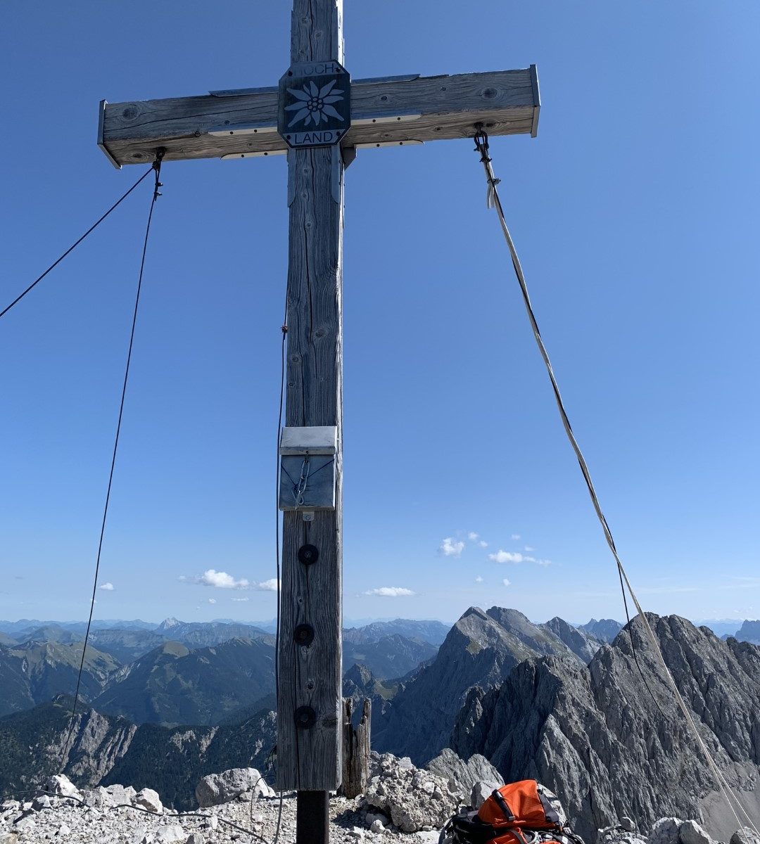 Gipfelkreuz mit Blick auf westliches Ende der nördlichen Karwendelkette