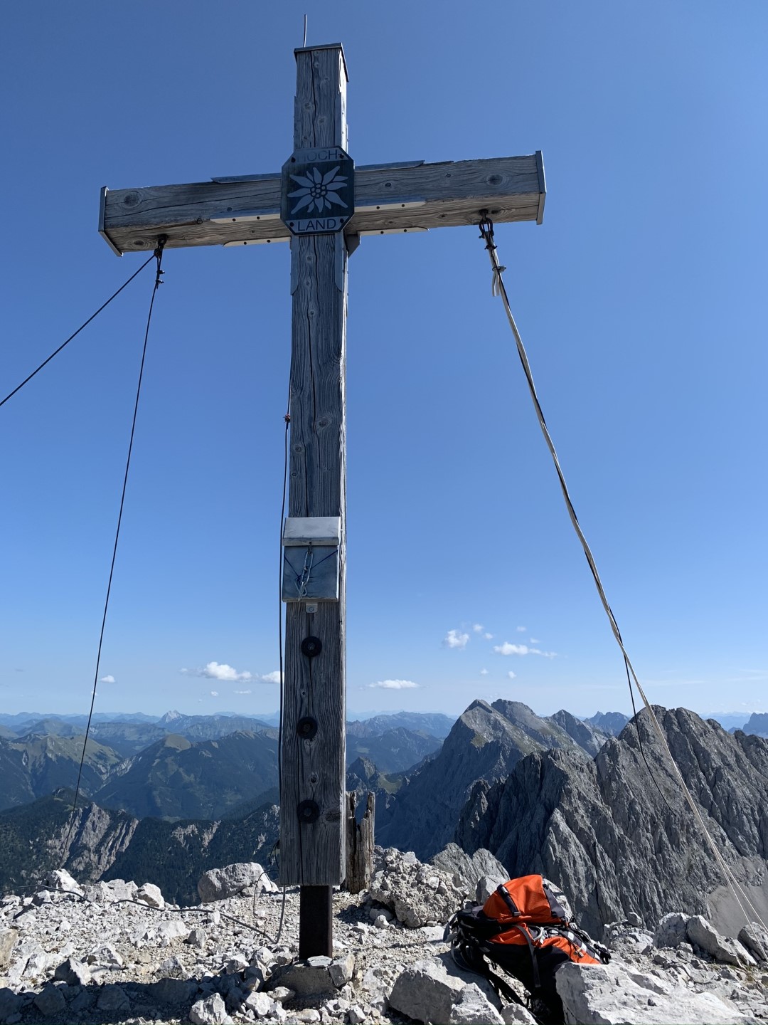 Gipfelkreuz mit Blick auf westliches Ende der nördlichen Karwendelkette
