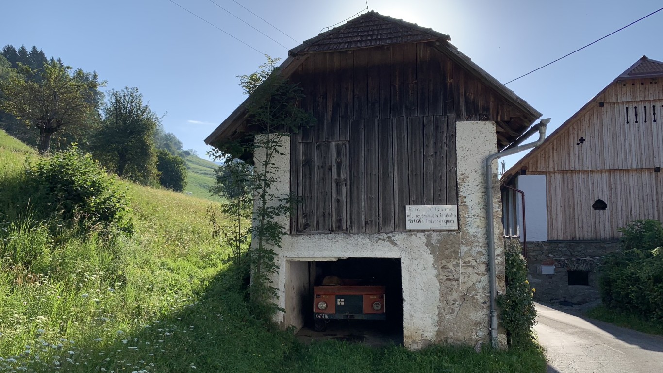 Morgendlicher Spaziergang – Historischer Reform Muli gut verstaut